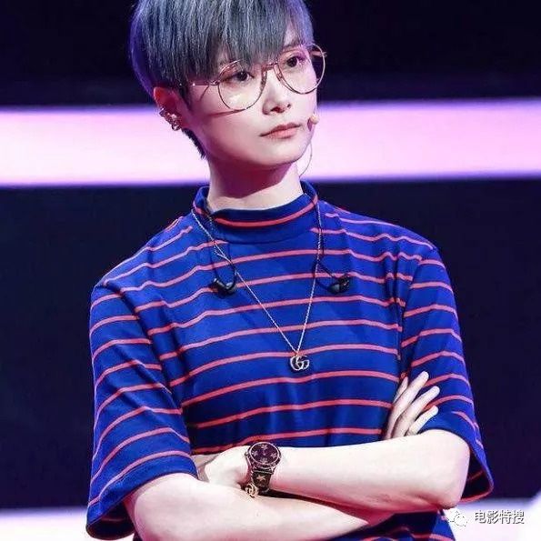 李宇春遭男粉丝强吻引热议，吴青峰四字暗示真相，4处细节让网友