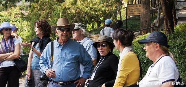 外出旅游，中国人喜欢拖着箱子，老外却喜欢背着包，这是为啥呢？