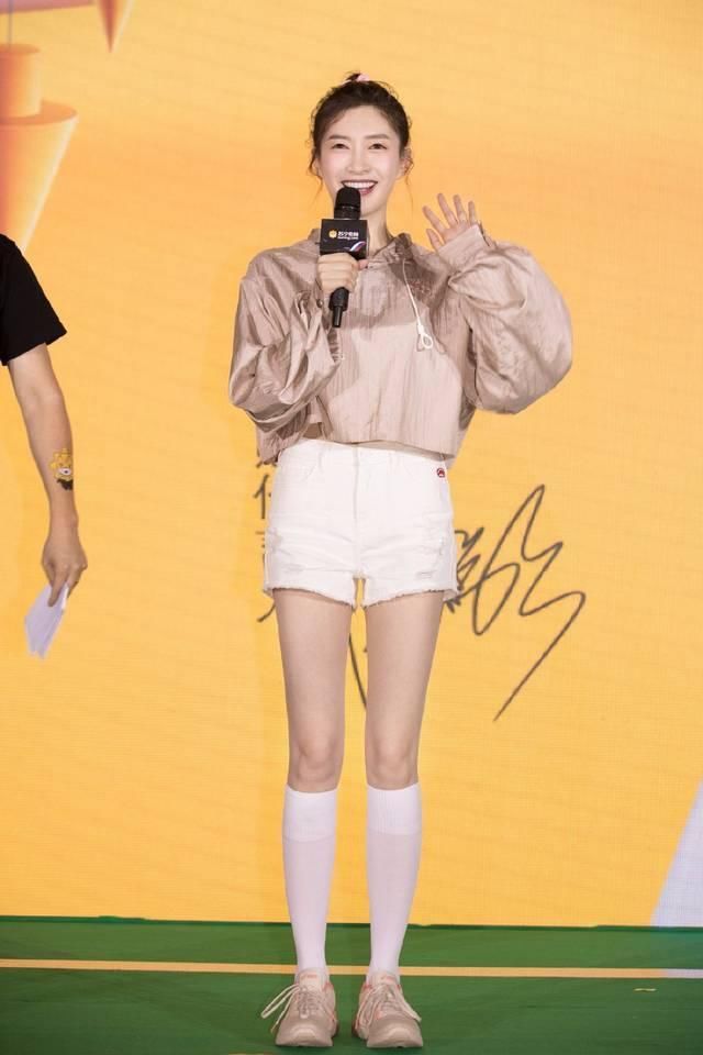 江疏影本就没什么腰线，还要穿这种裙，没有这根腰带还真不敢看!