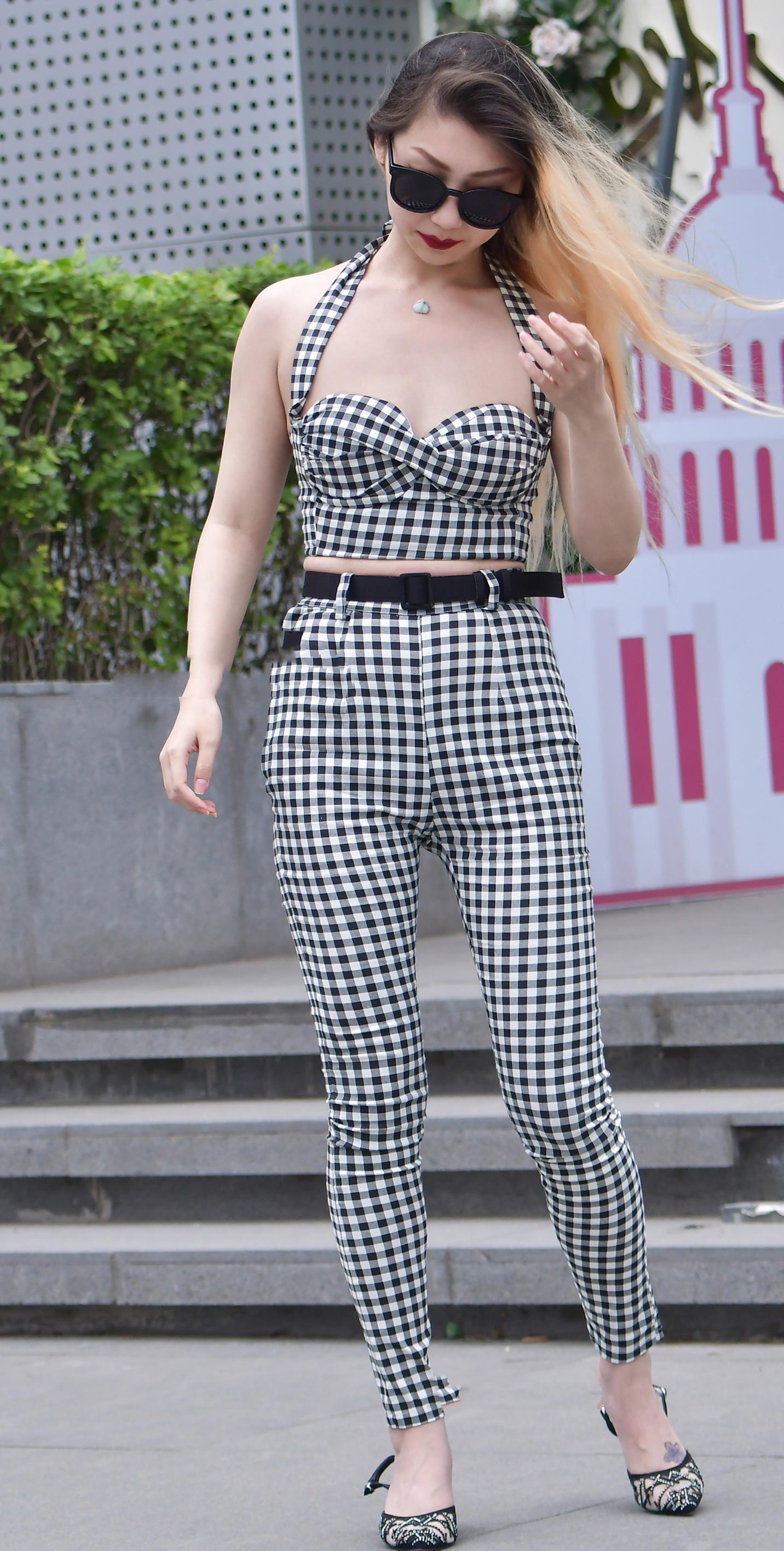 婴儿肥小姐姐黑白格子装尽显成熟女人味儿，撩发摆拍，肥而不腻