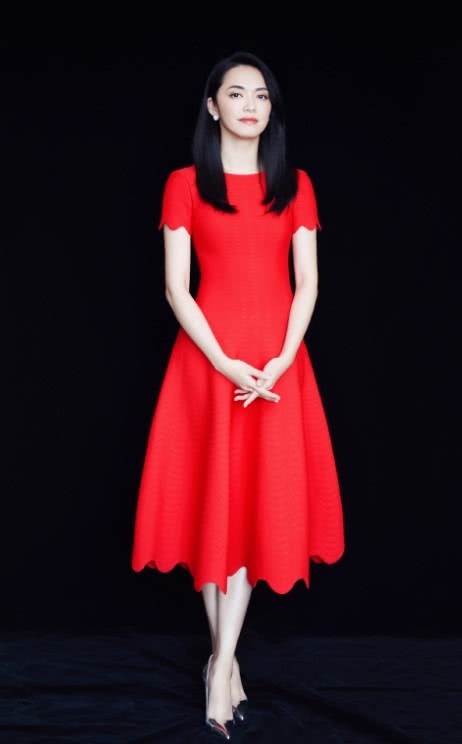 姚晨穿露肩裙想秀肩，却秀出了一地的尴尬，这条裙子太显老了吧！