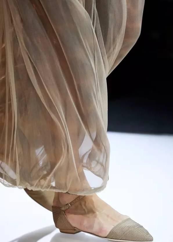 高跟鞋小白鞋通通不要，这双平底鞋今年一定要买!