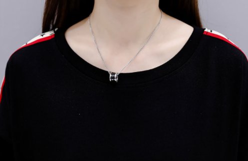 现在女人真大胆，穿成这样就出门，家里人难道都不管的吗?