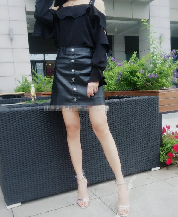 气质小姐姐独坐咖啡馆，包臀裙尽显逆天大长腿，性感小蛮腰让人着