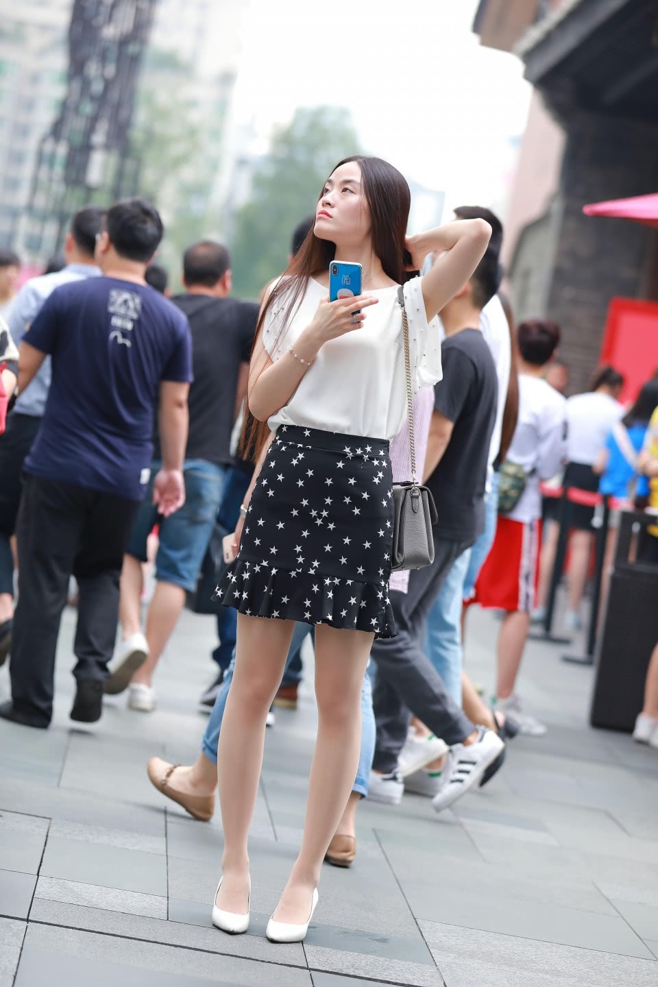 街拍：路边等人的星星裙肉丝白高美女，是在等你吗