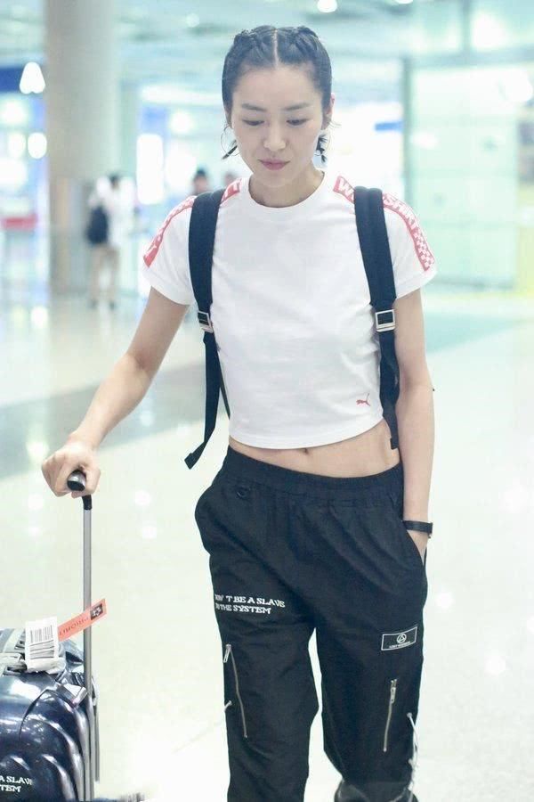 刘雯时尚穿搭现身机场，网友：大表姐发型亮了！