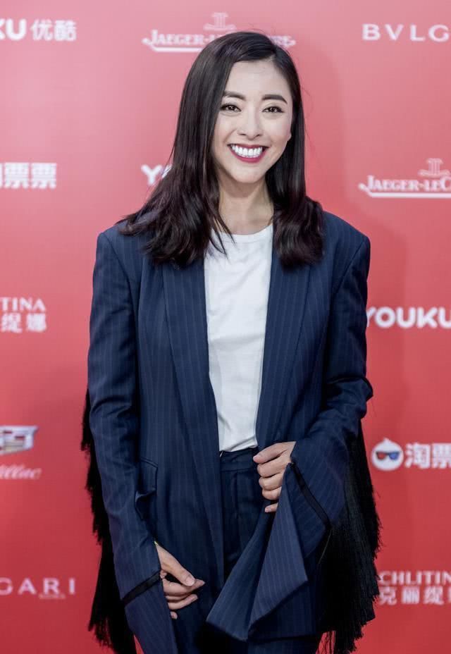  喇叭裤@黄小蕾太信心，穿西装配线拖地板喇叭裤原本挺美，但门牙太白成闪光点
