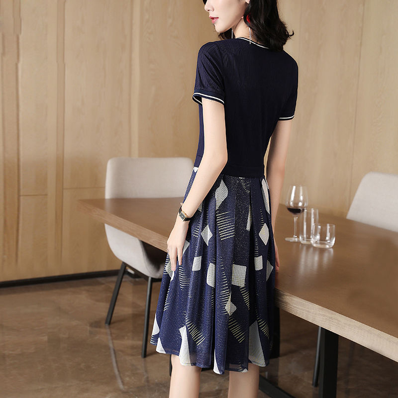 太神奇了!被老婆惊艳到了!因穿高档A字裙，高贵嫩美不像53岁