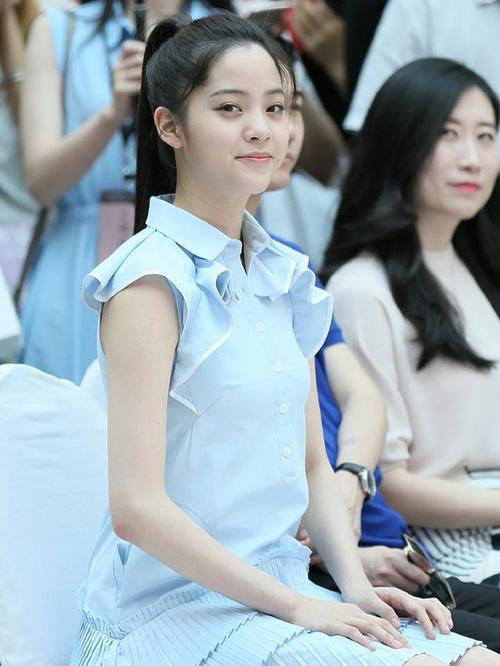 18岁欧阳娜娜与20岁关晓彤，同穿蓝色连衣裙，谁更甜美？