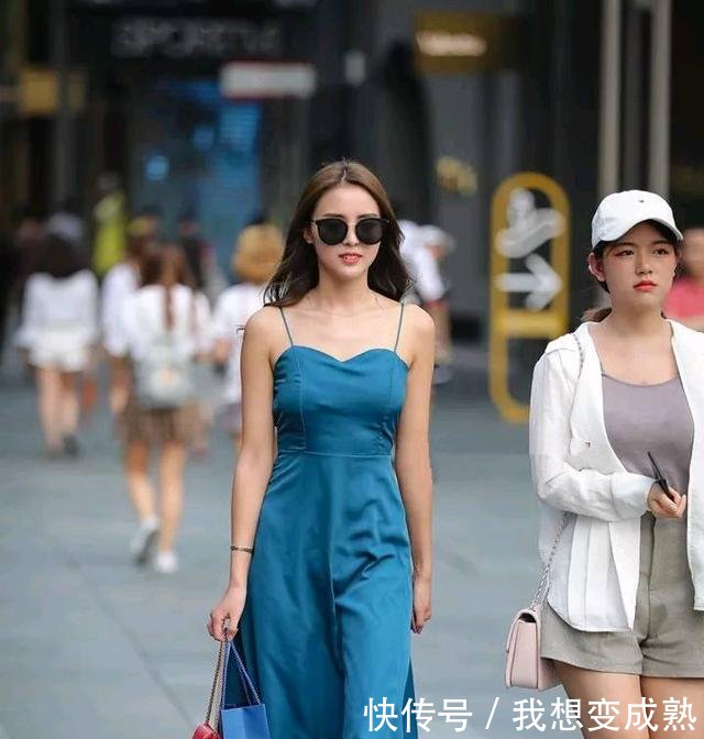 路人街拍，白色紧身裹胸，秀出小姐姐的小蛮腰，很是阳光性感