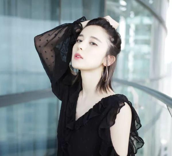 心痛| 娜扎这本发型教科书也踩雷了?这样扎丸子头简直自寻死路...