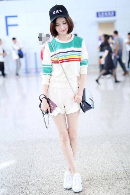 当佟丽娅与宋祖儿同穿短裤秀腿，网友:这真的够嫩的!