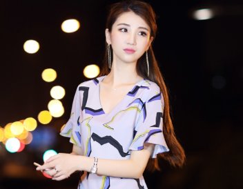 8月阔腿裤已不流行，“冷风蜂腰裙”纤细小蛮腰，专为胖女人设计