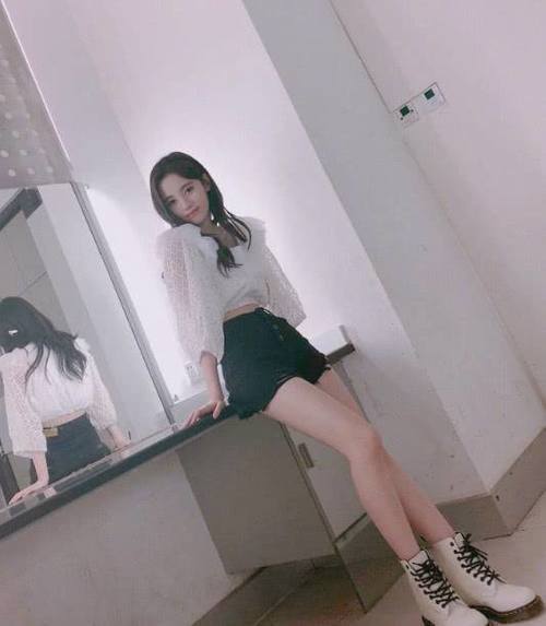 鞠婧祎对自己真狠,这么瘦的短裤都能塞进去,小蛮腰如此吸睛