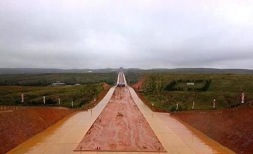 高速公路的鼻祖,虽然是泥土打造而成,但是却一直不长草