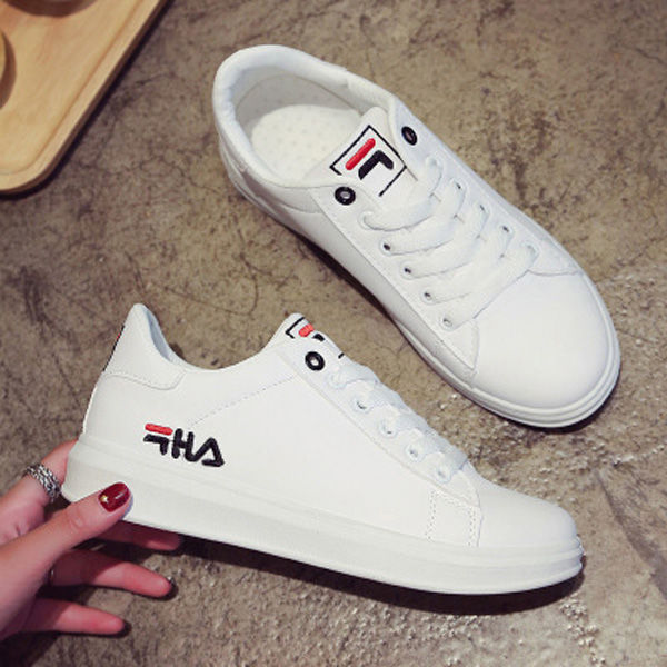 怪不得老婆不穿高跟鞋,刚上新的“小白鞋”,简约舒适忒洋气