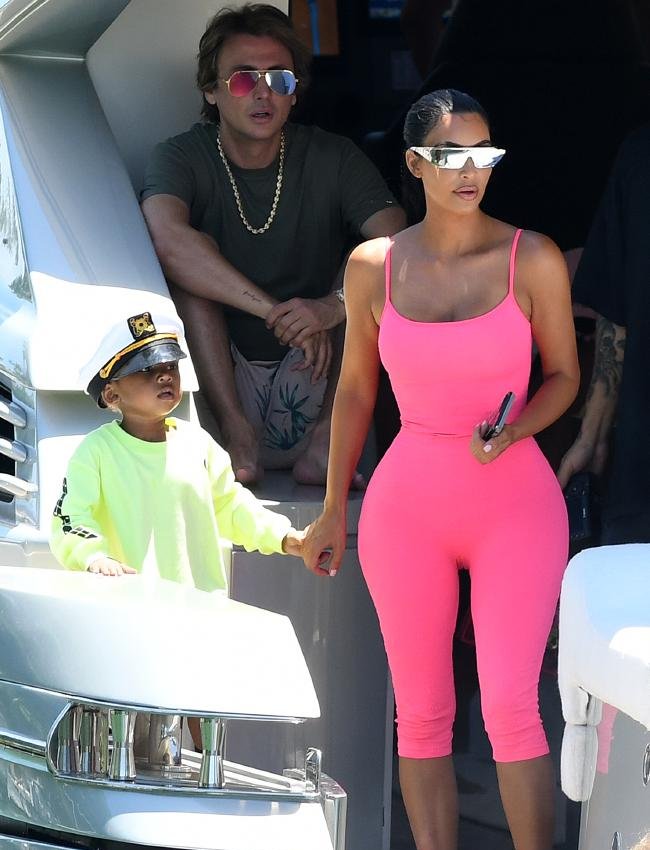 卡戴珊换豪车只为配合新染的头发，是贫穷限制了我的想象