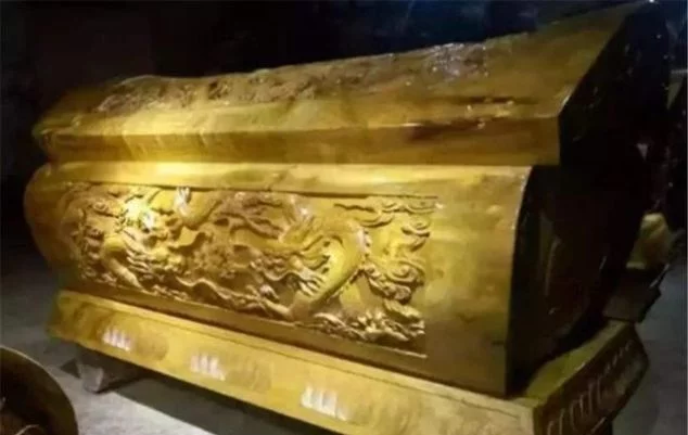 考古发现一纯金棺材, 为什么至今都没打开? 专家: 谁敢
