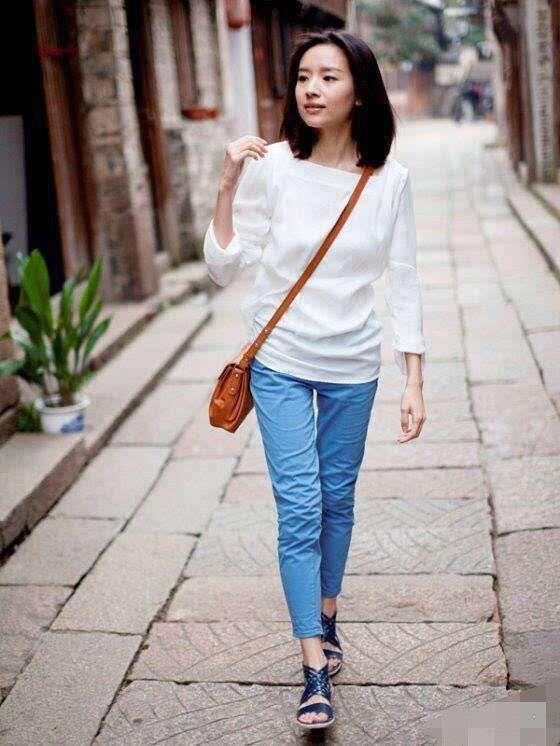 38岁的董洁依旧是细腰长腿，令人羡慕，小姐姐你是怎么保养的呢？