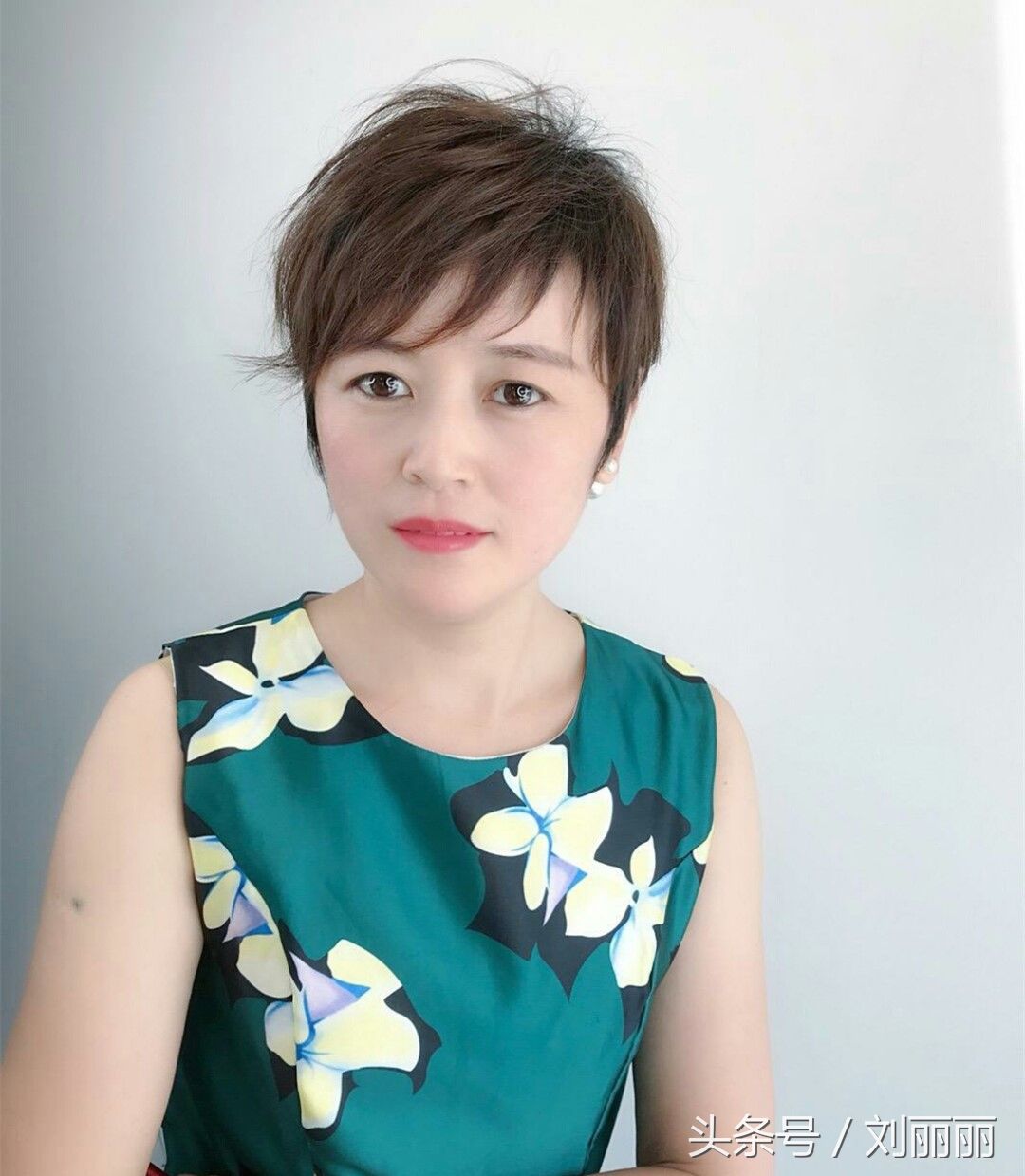 “中年女性发型”不都是“洋气小卷”,10款蓬松短发更年轻奥