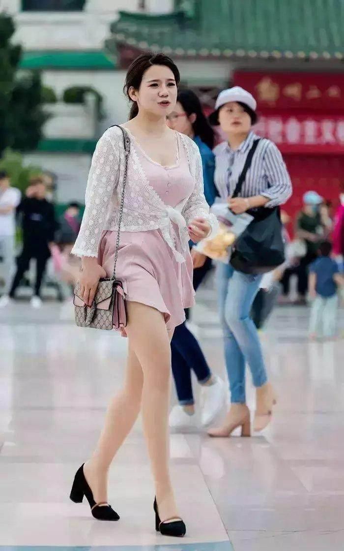 白色紧身裙的小姐姐,一双黑色高跟鞋把双腿显得白里透红,真好看