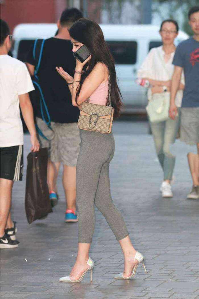 小姐姐这么穿紧身裤不尴尬吗?