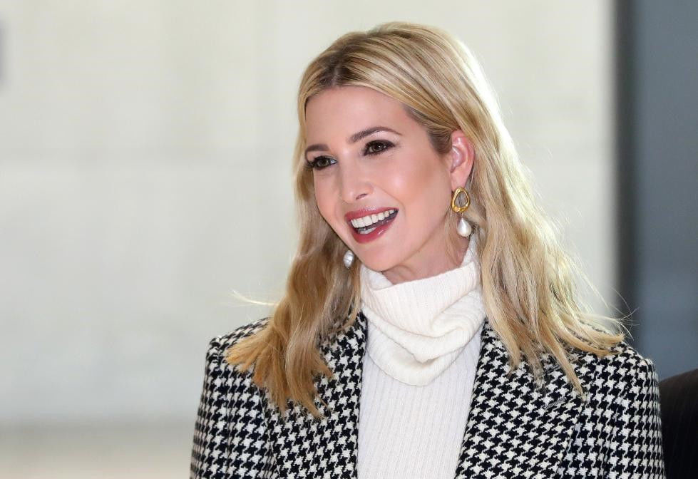 37岁的伊万卡:蓝色紧身短裙姿势迷人，最后一张黑色丝袜太性感!