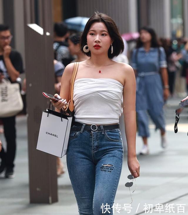 优雅@凸显优雅性感的身材，街拍：小姐姐紧身牛仔裤