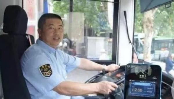 女子公交给朋友占座，被人抢后激烈争吵，公交司机一句话瞬间安静