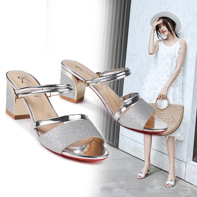 刚刚流行的一种鞋叫“舒适鞋”,特显白嫩,上脚让你至少年轻10岁