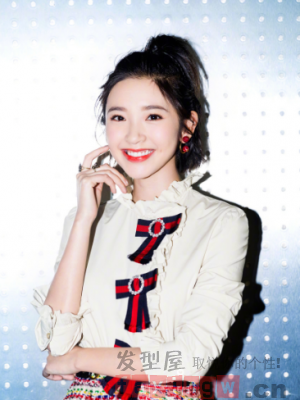 清新女生无刘海露额扎发 日常释放青春魅力