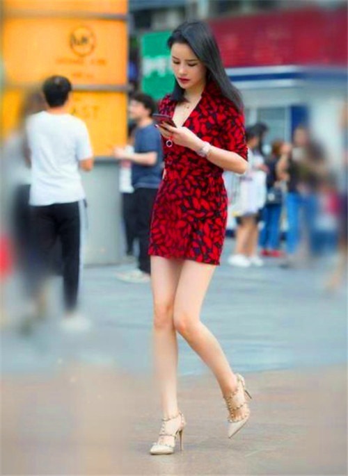 尽显|街拍:惠质兰心的小美女,一身潮流时尚的穿搭,尽显优雅的女神范