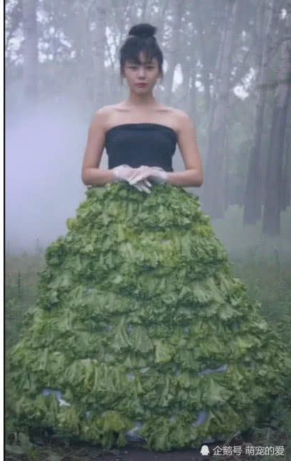 18岁妹子把“蔬菜”当衣服，看到胡萝卜的作用，我真的懵了！