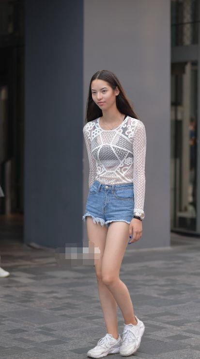 路人街拍，小姐姐身穿紧身连衣裙，优雅又性感