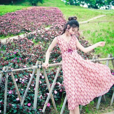 穿上这件性感的吊带连衣裙去参加聚会，我居然成为全场的焦点！