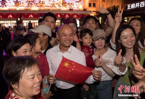 港警队代表夜游王府井 刘sir与游客热情合影