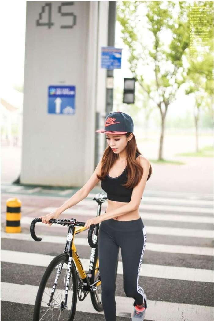 街拍：小姐姐一袭蕾丝连衣裙, 穿出了性感女人味