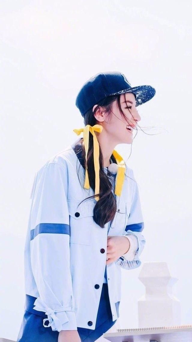 杨幂旗下祝绪丹最近被捧得很火啊，居然敢跟热巴比，看穿搭谁更美