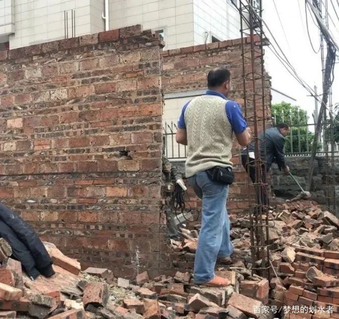  『拆除』泉州这一房高压线下建房，超出用地红线范围的部分房屋进行拆除！