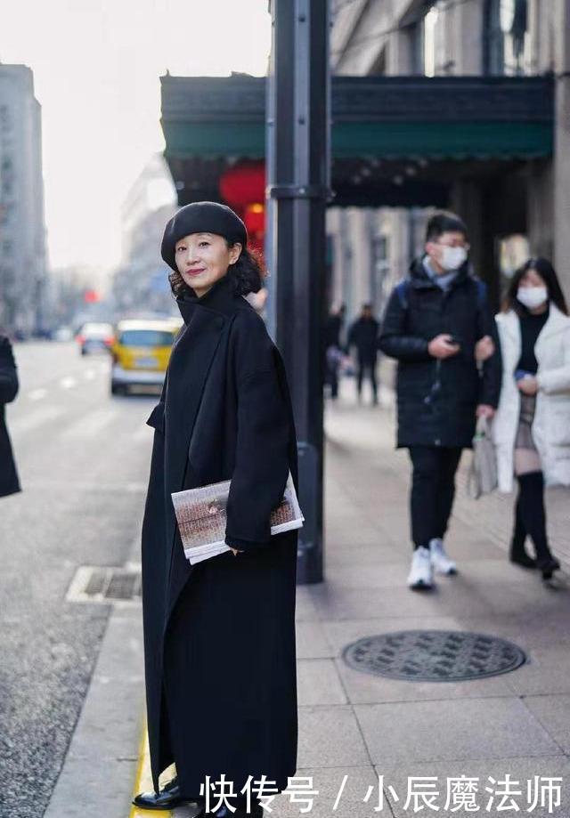  用配饰来■50岁以后女人如何提高衣品？学会这2点穿搭变美经，2020从美开始