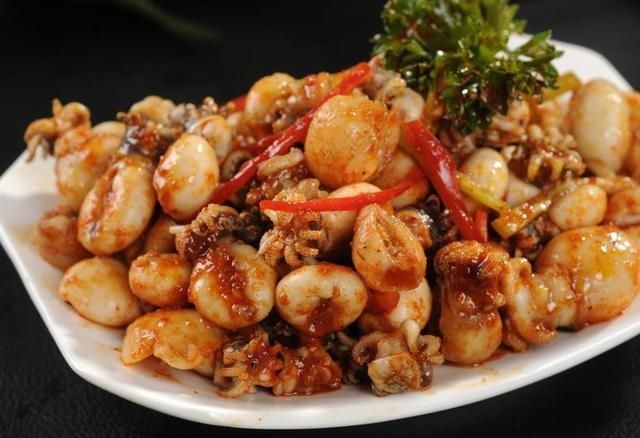  「小炒」小炒牛肉又香又嫩，墨鱼仔香辣爽口，很是美味，自己做菜家常美食