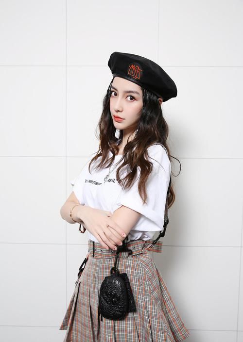  「真的」Angelababy真的漂亮！穿牛仔刺绣长裙高挑纤细，看上去知性魅力