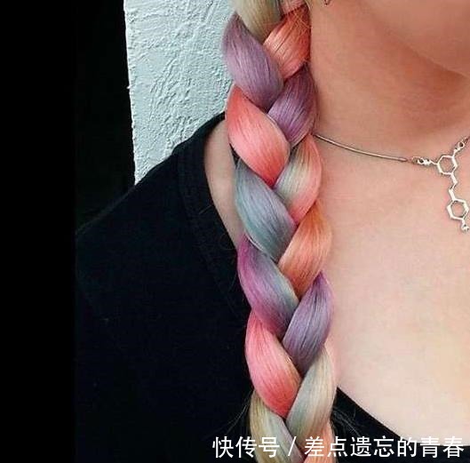  长达@女子长达12年不剪头发，头发长1.5米，头发散开如同一道彩虹