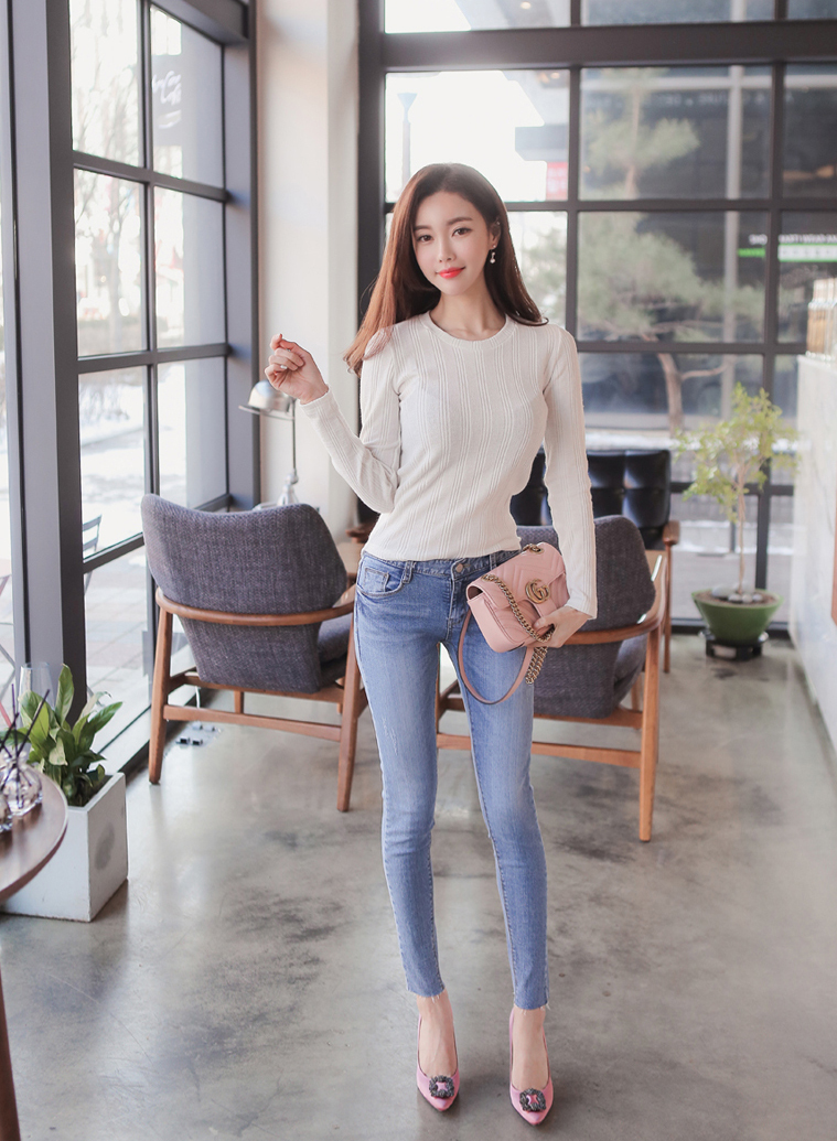 街拍：镜头下的女郎，第三个清纯文雅，文静的姑娘你喜欢吗?