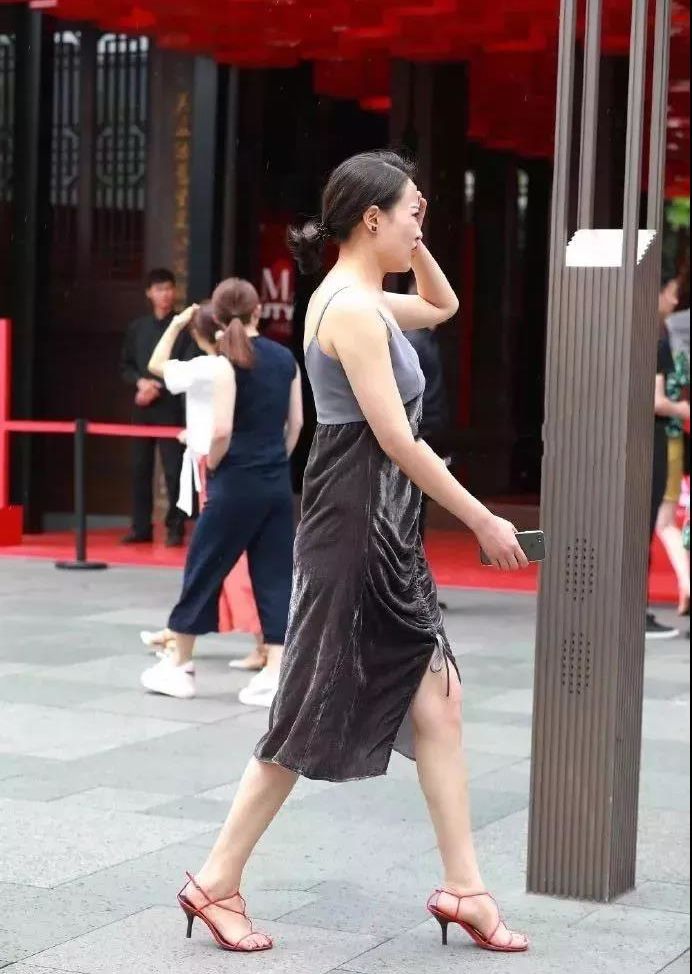 街拍路人，穿上妖娆的高跟鞋，让你变成一道移动的靓丽风景