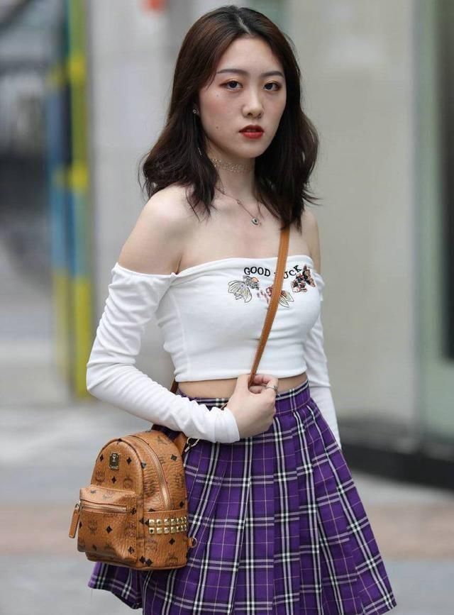  『完美』美女街拍紧身连衣裙，穿出了完美身材，回头率非常高