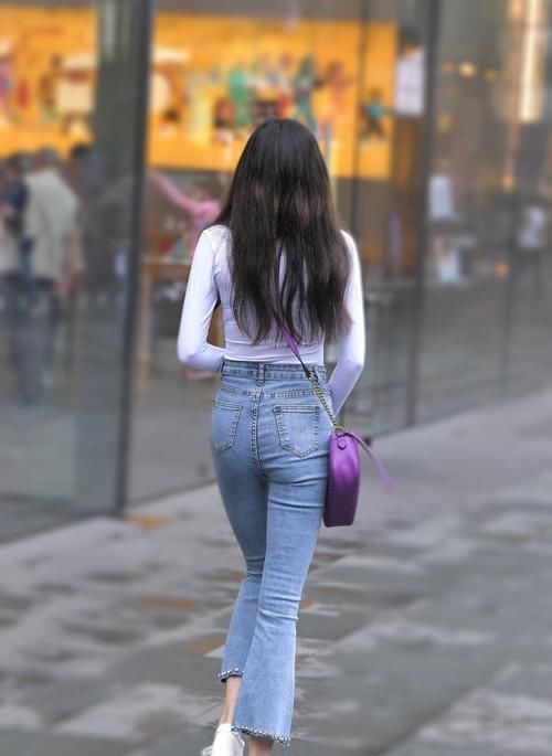  体现|牛仔短裤搭配白上衣，更能体现女性魅力