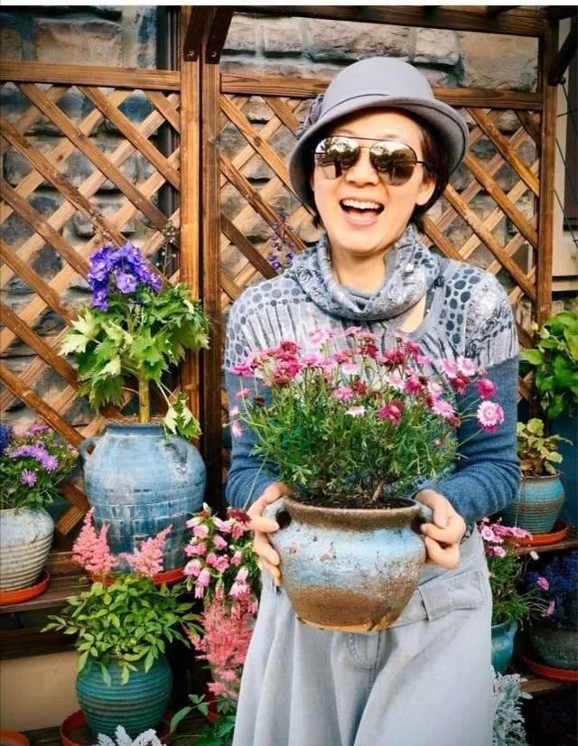  「厉玲」范明妻子晒美照气质出众，夫妻相拥幸福满满，笑容灿烂心情好