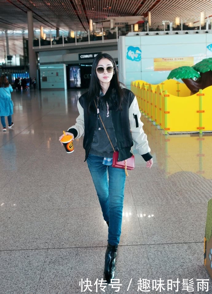 路遇张碧晨，在无美颜的镜头下这腿吓到我了，网友：穿上裤子吧！