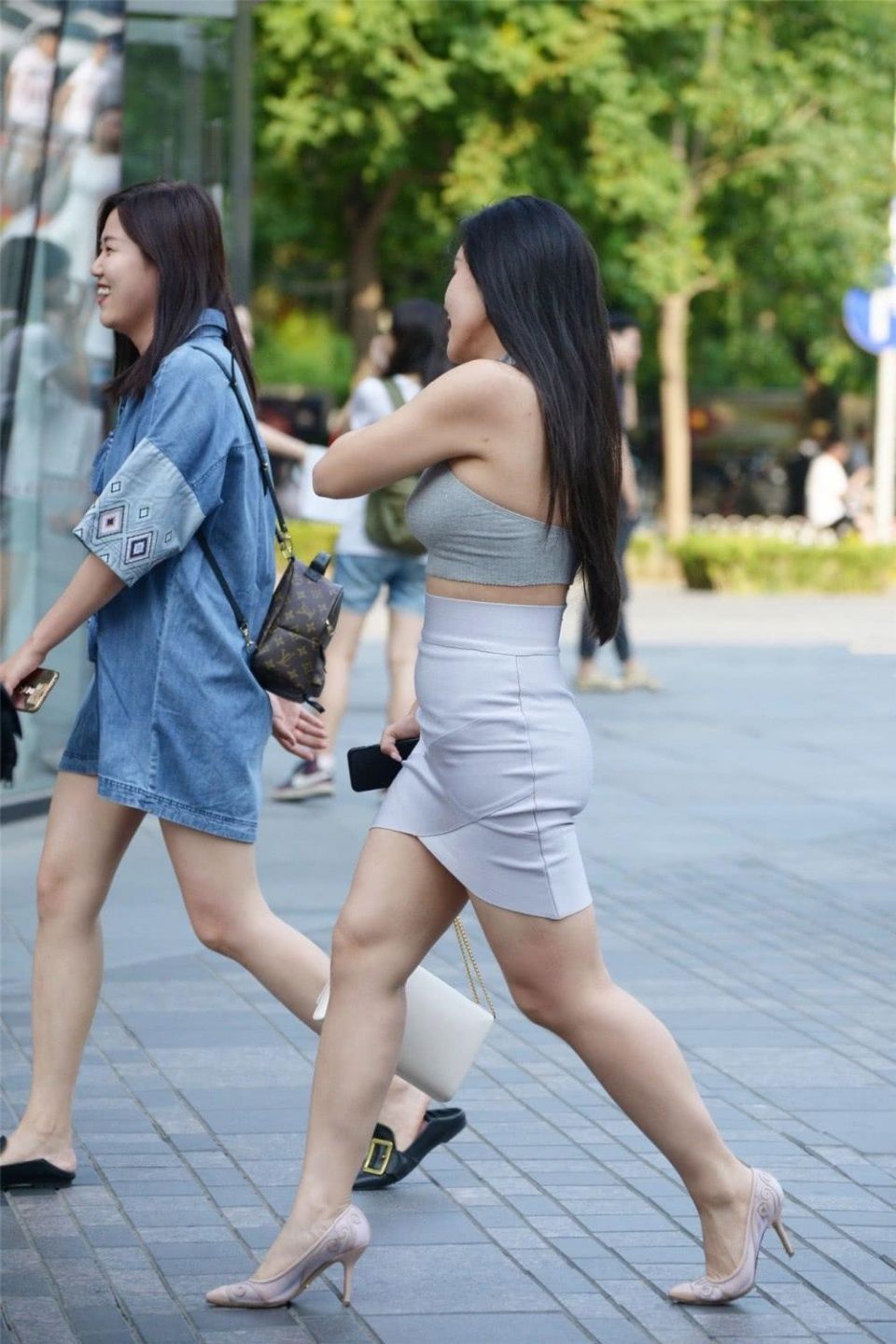 街拍：美女穿紧身包臀裙把身材包裹的凹凸有致，彰显完美曲线